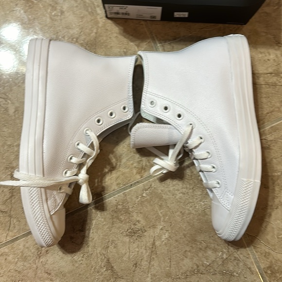 NWT Converse hi-top white leather size 10.5 women’s/8.5 men’s - Picture 4 of 5